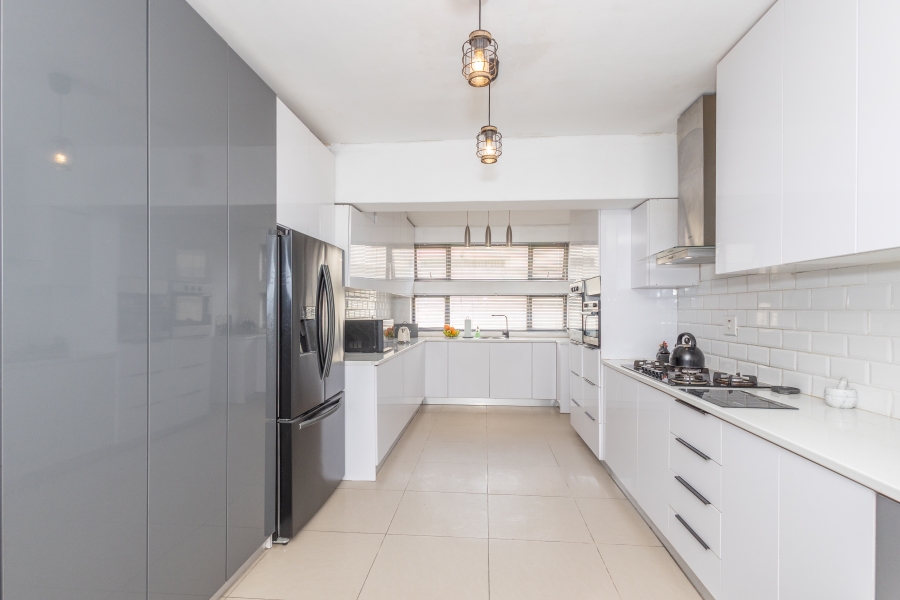 6 Bedroom Property for Sale in Jakarandas Western Cape